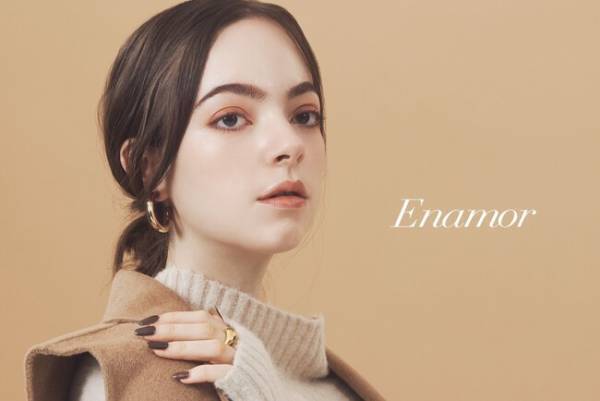 媚びすぎない、自然体の目元に。Enamorのアイパレットで作る垢抜け秋メイク