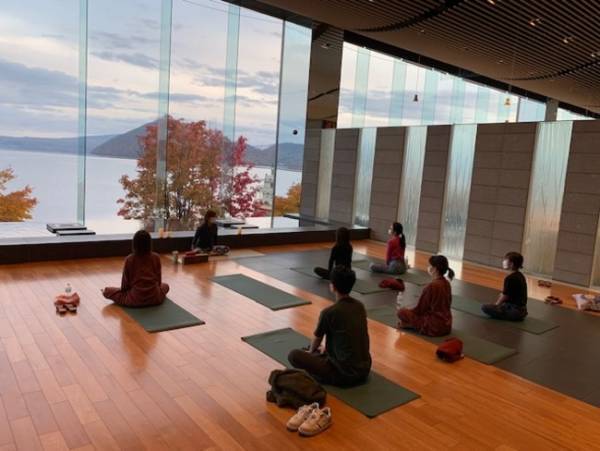 乃の風リゾートが日曜日の朝に無料のヨガ体験を実施