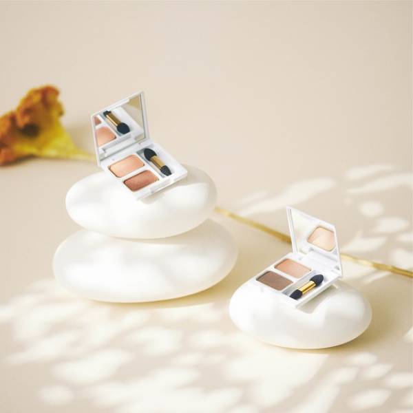 夏の日差しに映える「to／one」の新作アイシャドウ2種、4月28日に新発売