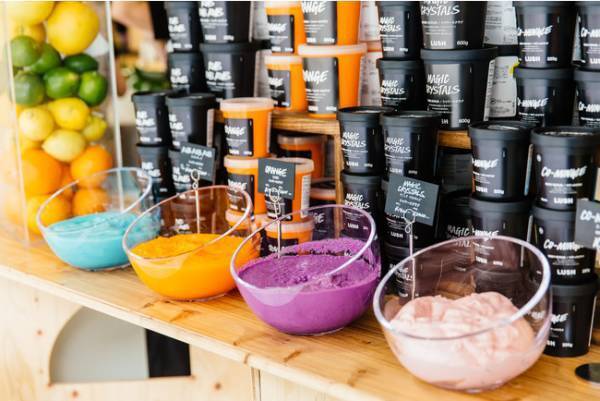 見せたくなる夏肌へ！LUSH「スクラブスタンド」で30種類のスクラブを体験！