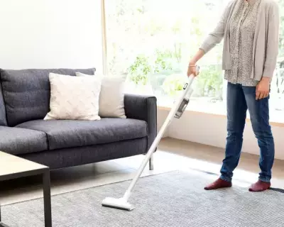 山善 軽々と使えてパワフルにゴミを吸引する「軽量コードレススティッククリーナー ZSP-L160」を新発売