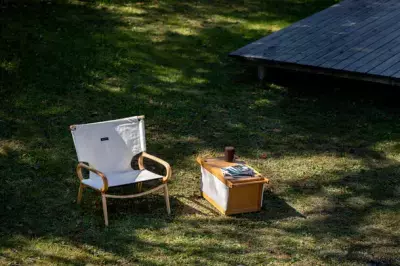 プロダクトデザイナーによるブランド 「LIFEWORKPRODUCTS」のチェア＆シェルフコンテナに 新色「オーク×アイボリー」を追加