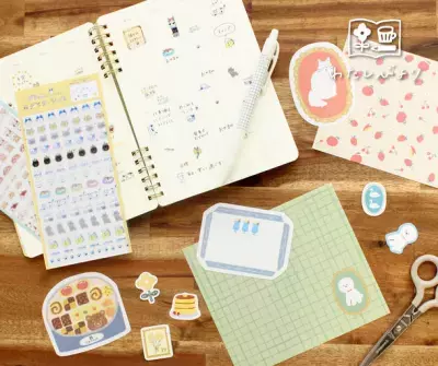 お菓子になりすましたどうぶつたちが描かれた文具雑貨 「お菓子などうぶつ工房」シリーズを発売