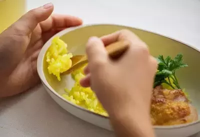 “子どもから高齢者まで”簡単に掬って食べられる食器『scoosy』が「2023年度グッドデザイン賞」を受賞！