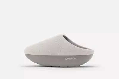 人気のフィットネスルームシューズ「KAMOLEG 2.0 」新色追加で履きやすく進化！履いて歩くだけでエクササイズ