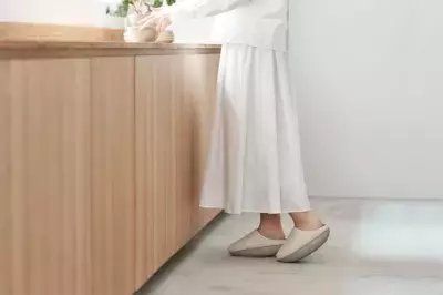 人気のフィットネスルームシューズ「KAMOLEG 2.0 」新色追加で履きやすく進化！履いて歩くだけでエクササイズ