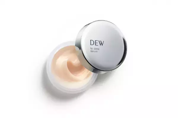 潤いヴェールでぷるん！DEW新作「リップゾーンセラム」で唇エイジングケア