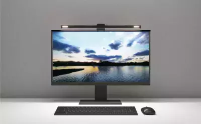 机上も顔映りも明るく、照明メーカーが開発した フェイスライト付きLEDモニターライト発売