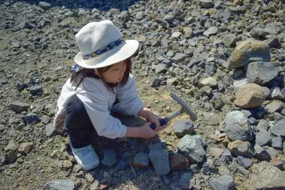 夏休みは1億年前の化石採集を！100％見つかる化石採集体験が 開始3ヶ月で来場者数3,000名を達成！ 熊本・天草の離島“恐竜の島”御所浦にて