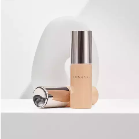ひと塗りでフォギーグロウな肌に！「LUNASOL」の新作リキッドに注目
