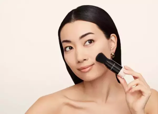 「ベアミネラル」ノンケミカルのブラシ一体型UVパウダー発売！5秒でツヤ肌が完成