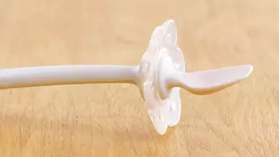 フィーディングのお悩みをサポート！のど突き防止プレート付き「はなまる離乳食スプーン」2025年8月21日発売