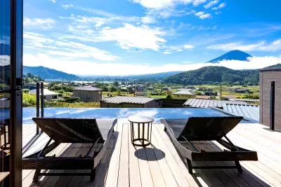 【1周年記念】天空の温泉ヴィラ紬 河口湖、2025年8月のご予約限定で山梨県産ハーフワインをプレゼント！