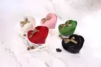 「シック＆エレガンス」をコンセプトとする洋菓子メーカー ロイスダールがお届けするバレンタイン2026 想いを結ぶ、5つのハート。カラフルな「ハートショコラ」新発売