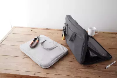 日常の“ちょっとした不便”を解決！15.6～16インチのPCに対応した「そのまま使えるPCケース」を2025年9月11日(木)より発売