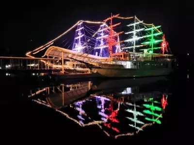 海に浮かぶ光の芸術！聖夜を彩るマストのツリーが今年も輝く「うずしおクルーズ クリスマスライトアップ」2025年12月31日(水)まで期間限定で開催決定！