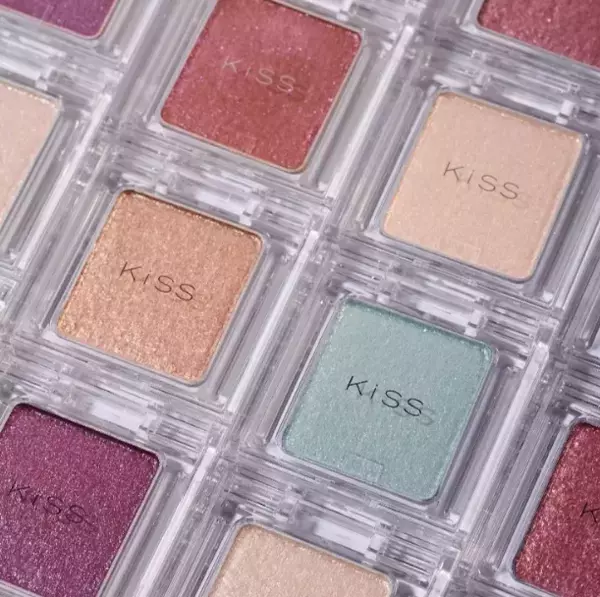 夏の目元に“濡れツヤ感”を！「キス」のグリッターアイカラーがリニューアル