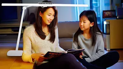 目に優しい「自然光デスクライト ワイド」にスタンド対応が登場！設置場所を選ばず自由に使える新製品を2025年7月11日より先行販売