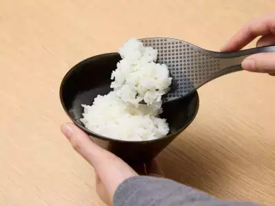 驚くほどくっつかない。最後の一粒まですくいやすい 剥離性の高いTPX(R)樹脂を採用した「快適しゃもじ」がlike-itより新登場