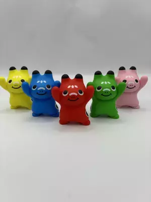 福島の郷土玩具「赤べこ」がペンおきに 「赤べこちゃんのおみみ ばんざいペンおき」を7月下旬より発売