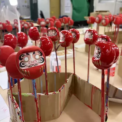 「幸せだるま」シリーズを茨城工場で一貫製造開始　小さなだるまに開運招福の祈りを込めて生産中