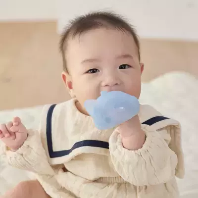 ベビーアイテムだからこそ「かわいい」ものを　赤ちゃんの使いやすさにもこだわったスティッチとベイマックスが、赤ちゃんの小さな手にフィットする歯がためとなって登場