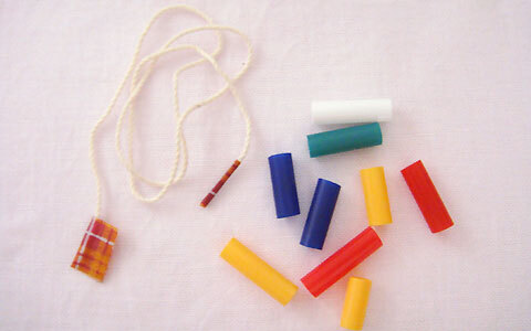 紐通しでおもちゃを手作り！ 指先・集中力のトレーニングに