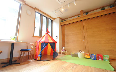靴を脱いでくつろげる！ 恵比寿のキッズスペース付きカフェ『まきの木』