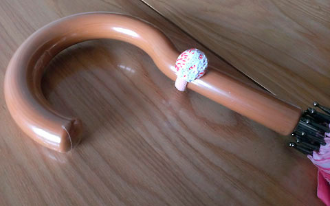 ボタンを活用！ 雨の日を楽しくする『手作り傘マーカー』