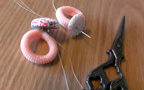 ボタンを活用！ 雨の日を楽しくする『手作り傘マーカー』