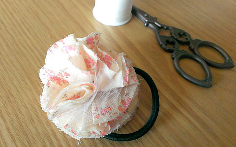 カットクロスを活用！ フリフリお花の簡単ヘアアクセサリーの作り方