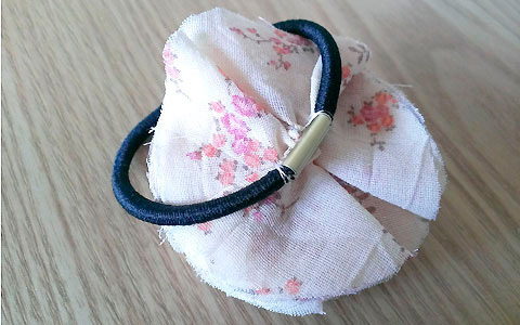 カットクロスを活用！ フリフリお花の簡単ヘアアクセサリーの作り方