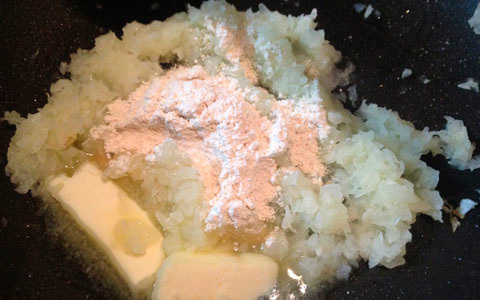 カルシウムたっぷり！ 残ったご飯で作る、おかかとしらすのさっぱり和風ドリア