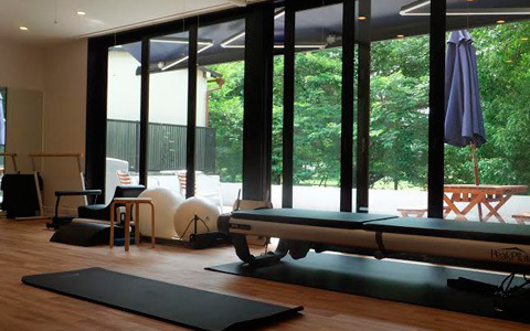 産後に身体を動かしたい！ テラスから公園が見渡せる、青山のピラティス＆エステ スタジオ