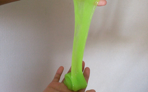 簡単手作りおもちゃ「ひんやりカラフルスライムを作ろう！」