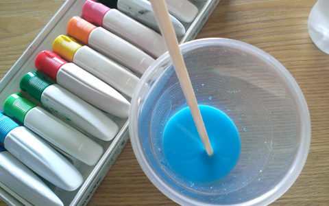 簡単手作りおもちゃ「ひんやりカラフルスライムを作ろう！」