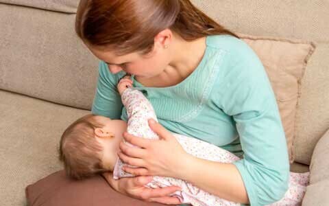 出産後すぐの母乳育児 2 ママと赤ちゃんのための正しい授乳方法 ウーマンエキサイト 1 2