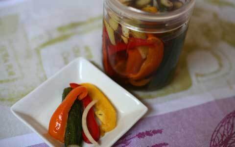 冷蔵庫の常備菜！  おかずやおつまみとして万能な野菜のピクルス