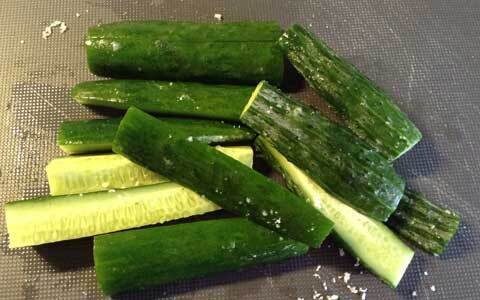 冷蔵庫の常備菜！  おかずやおつまみとして万能な野菜のピクルス