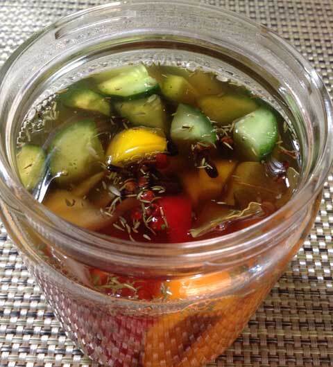 冷蔵庫の常備菜！  おかずやおつまみとして万能な野菜のピクルス