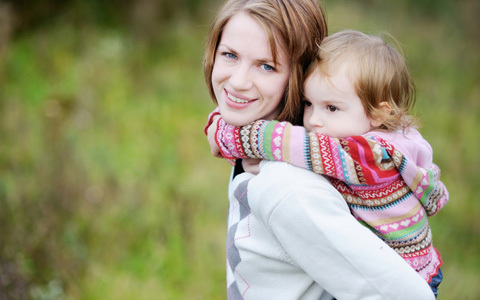 「抱っこ」よりも「おんぶ」？「おんぶ育児」が再注目