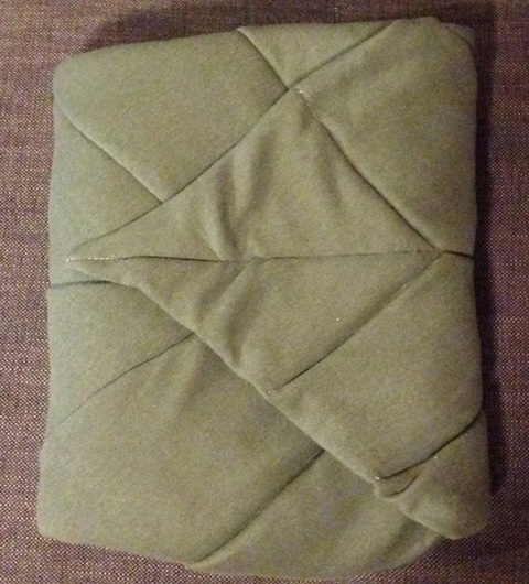 赤ちゃんの写真に使える！ 毛布をリメイクした葉っぱ型マットの作り方