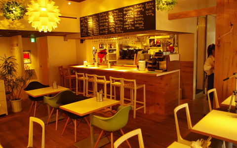 子供と行けるレストラン：外国人ファミリーにも人気！ 広尾でロティサリーチキンと樽生ワインに舌鼓「プーレドール」