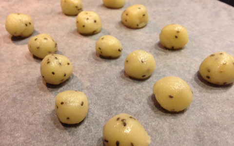 離乳食にも！ 1歳から食べられる子供のおやつ。ココナッツオイルを使った、グルテンフリーのきなこボーロのレシピ