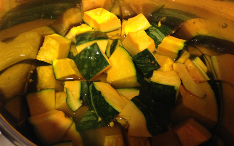 ハロウィーンにおすすめ！ 1歳から食べられる、圧力鍋でつくるなめらかパンプキンスープのレシピ