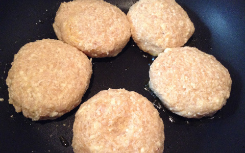 子供が喜ぶ！ 栄養満点ふわふわ鶏つくねハンバーグのレシピ