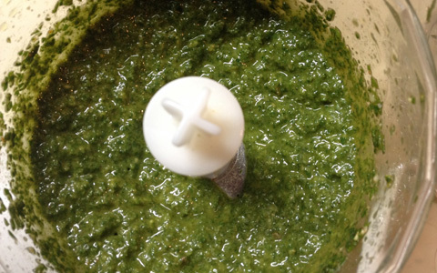 にんじんの葉を使って作る、簡単便利なジェノベーゼ風ソースのレシピ