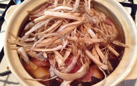 煮るだけで完成！　豚肉とごぼうの柳川もどきのレシピ