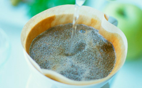 妊娠中のカフェインやアルコールの赤ちゃんへの影響　飲んでよい量は？