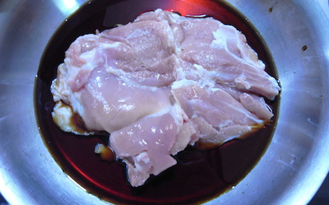 タレと一緒に入れて煮るだけの簡単時短メニュー、鶏の甘辛煮